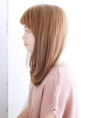 ショートバングの内巻きワンカールスタイル