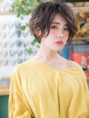 くせ毛風カール前下がり大人ボブ　小顔