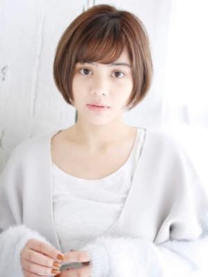 透け感バングのナチュラルショート