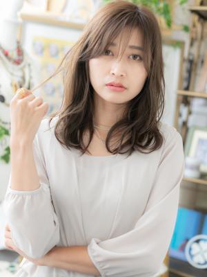 斜めバングのアシンメトリーナチュラルラフウェーブ　ルーズ