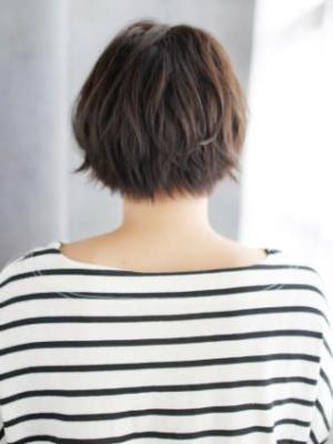 かきあげバングの外ハネカールスタイル