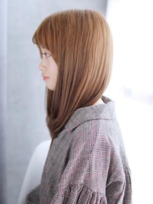 ショートバングの内巻きワンカールスタイル