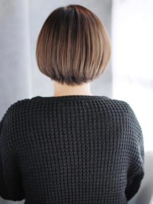 透け感バングのナチュラルショート