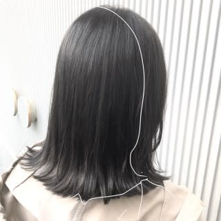 ツヤツヤグレージュの切りっぱなしミディ