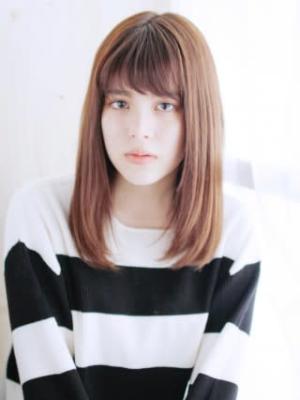 透け感バングのナチュラルストレートスタイル