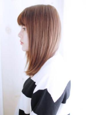 透け感バングのナチュラルストレートスタイル