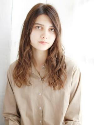 かきあげ前髪とセミウエットカールスタイル