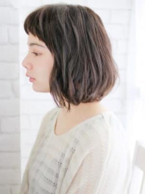 ショートバングのゆるカールスタイル