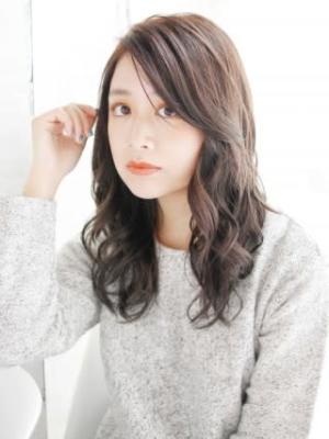 長めバングのカジュアルカールスタイル