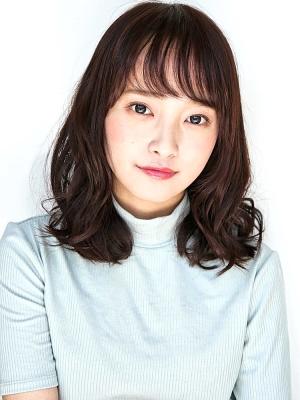 揺れるナチュラルパーマスタイル