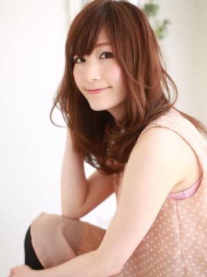 小顔を強調するひし形シルエットのセミディ