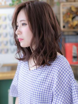 外ハネアシンメトリー小顔ミディアム　ルーズ