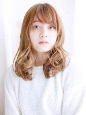 透け感ハイトーンのミックスカールのイメージ画像