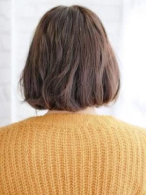 ショートバングのゆるカールスタイル