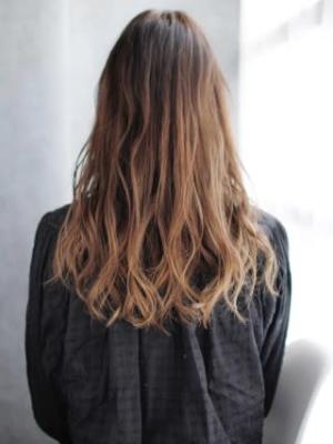 かきあげ前髪とセミウエットカールスタイル