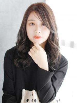 長めバングのカジュアルカールスタイル