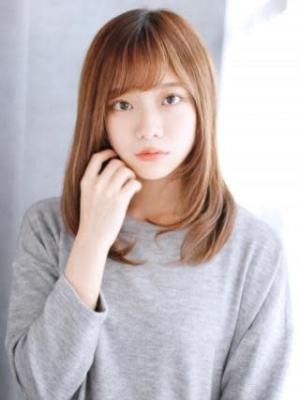 透け感バングの内巻きレイヤースタイル