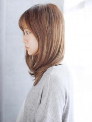 透け感バングの内巻きレイヤースタイル