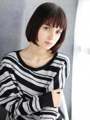 重めバングのカジュアルモードボブ