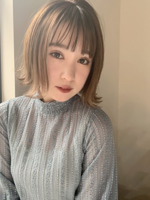ハイライトベージュの切りっぱなしボブ