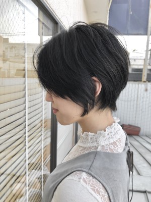 黒髪でも柔らかいショート