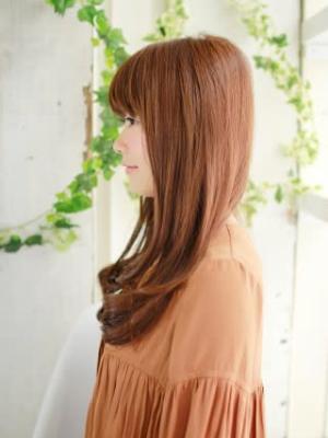 大人フェミニンのゆるふわストレートスタイル