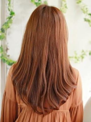 大人フェミニンのゆるふわストレートスタイル