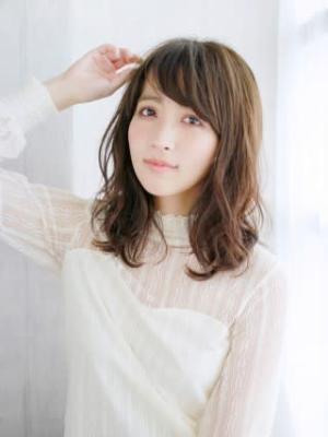 透け感たっぷりのグレージュカール