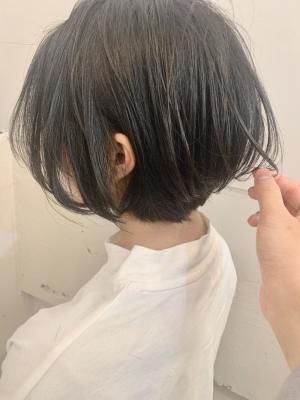 20代30代 大人かわいい耳掛け丸みナチュラルショートボブ 20代30代 大人かわいい耳掛け丸みナチュラルショートボブのイメージ画像