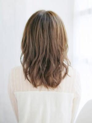 透け感たっぷりのグレージュカール