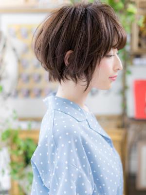 大人フェミニン…前下がりくせ毛風ショート　アッシュブラウン