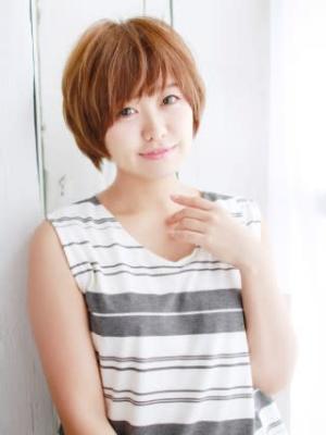 ハイトーンカラーのナチュラルストレートスタイル