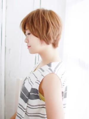 ハイトーンカラーのナチュラルストレートスタイル