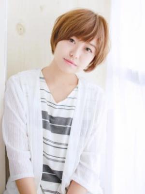 ハイトーンカラーのナチュラルストレートスタイル