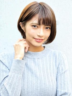 耳にかけた上品ショートボブ