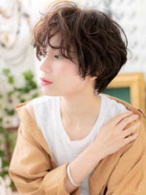 アシンメトリーなくせ毛風マッシュショート　ルーズ