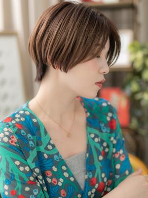 センターパートで大人モード…前下がりボブ　小顔