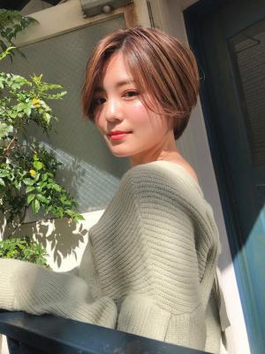 頭の形が綺麗に見える重めショート