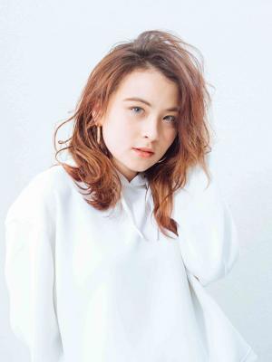 くせ毛風ミディアムロングスタイル