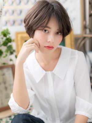 センターパートで抜け感…大人前下がりボブ　大人かわいい