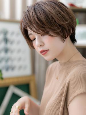 くせ毛風無造作カール…アシンメトリー大人ボブ ベージュカラー くせ毛風無造作カール…アシンメトリー大人ボブ ベージュカラー