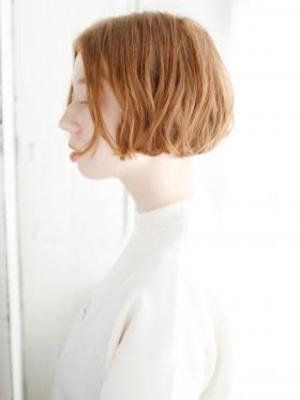 センターパートのニュアンスカールボブスタイル