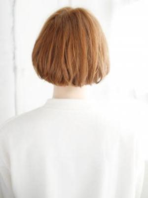 センターパートのニュアンスカールボブスタイル