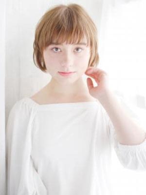 ショートバングのふんわりショートスタイル