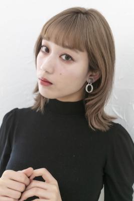 ブロンドハイトーンベージュ切りっぱなしボブブリーチカラー