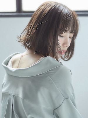 くすみカーキ切りっぱなし美髮外ハネボブ【池袋　uchla】