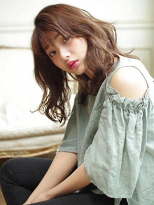 大きめウェーブのミディアムスタイル【池袋美容室　uchla】