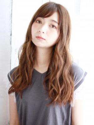 透け感グレージュのゆるカールスタイル