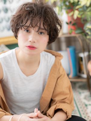 アシンメトリーなくせ毛風マッシュショート　個性的