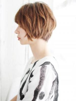 毛先ニュアンスカールのショートスタイル